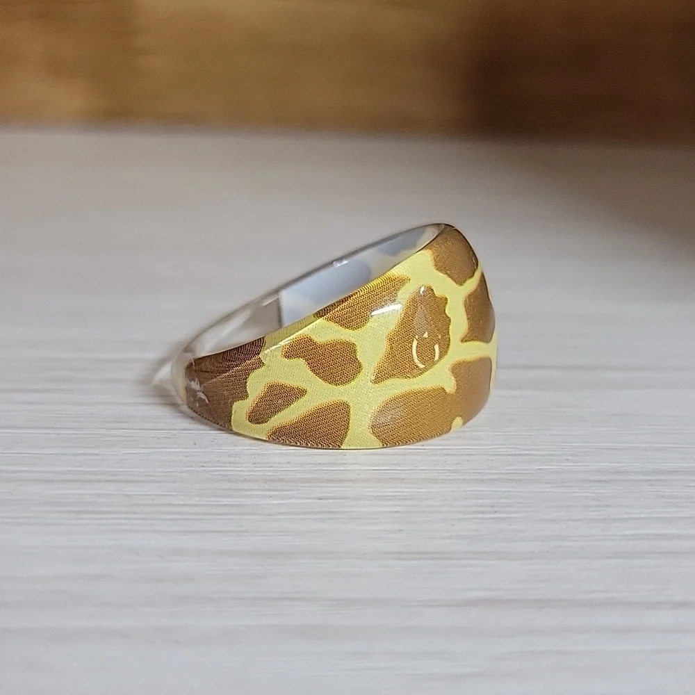 GIRAFFE PRINT ACRYLIC RING - Picture 4 of 6